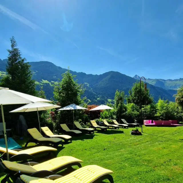 Stefanie Sport & Vital in Hippach – Sonnenterrasse mit Liegen und Alpenpanorama | Wellnesshotel Zillertal