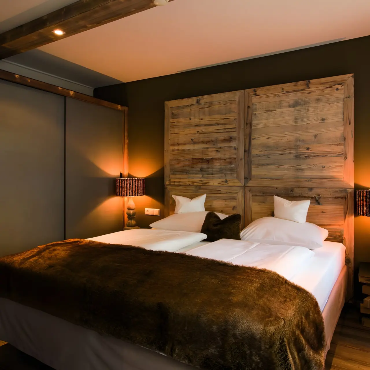 Stefanie Sport & Vital in Hippach – Gemütliches Doppelzimmer mit Holzelementen | Wellnesshotel Zillertal