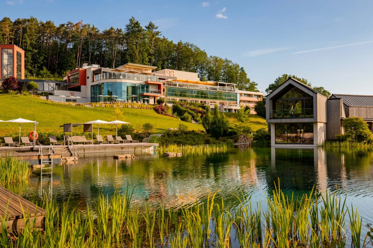 Pfalzblick Wald Spa Resort in Dahn – Hotelanlage mit Natursee und grüner Umgebung | Wellnesshotel Pfalz