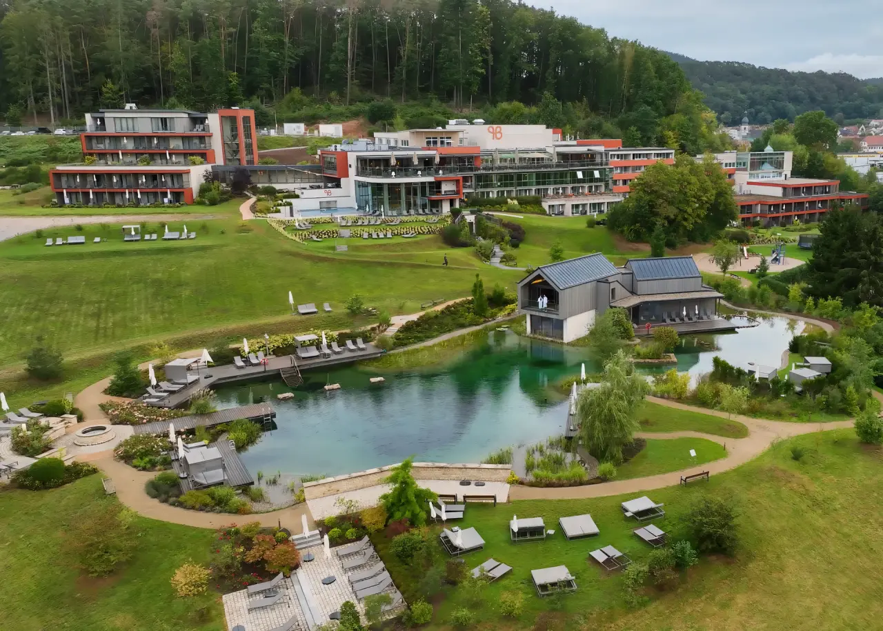Pfalzblick Wald Spa Resort in Dahn – Luftaufnahme des gesamten Resorts mit Natursee und Wald | Wellnesshotel Pfalz