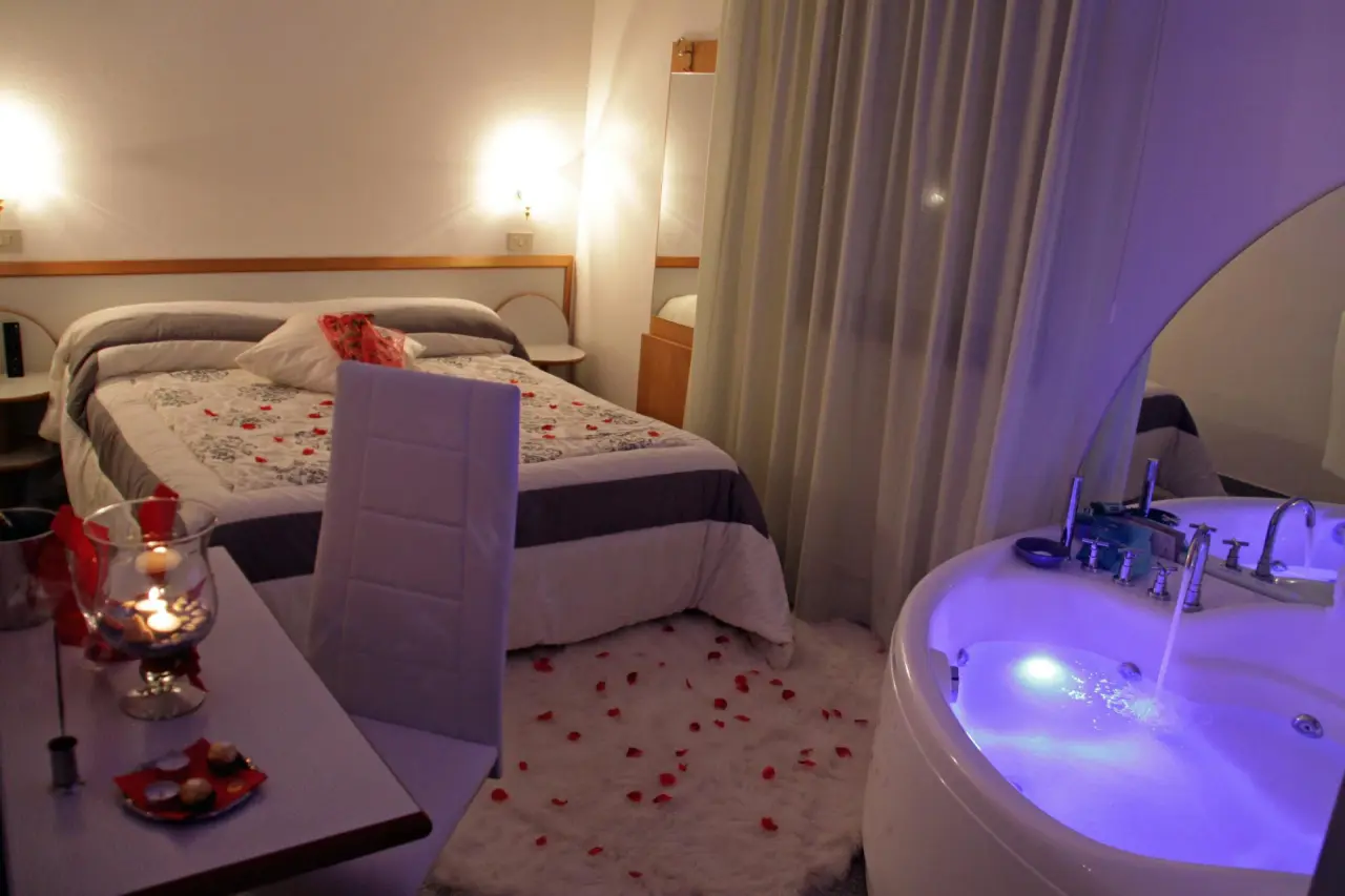 Hotel Memory in Rimini – Komfortables Doppelzimmer mit Whirlpool und romantischer Dekoration | Wellnesshotel Adria