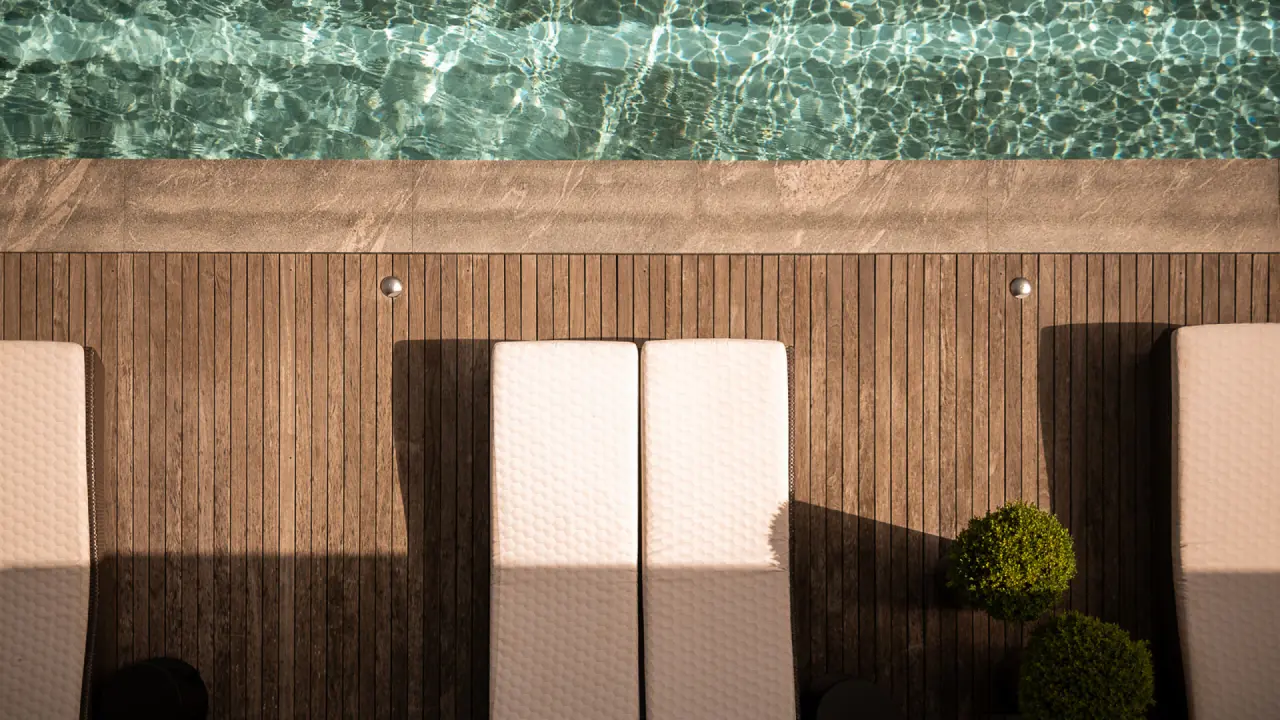 Sonnen Resort in Naturns – Entspannender Poolbereich mit Holzdeck und Liegen | Wellnesshotel Südtirol