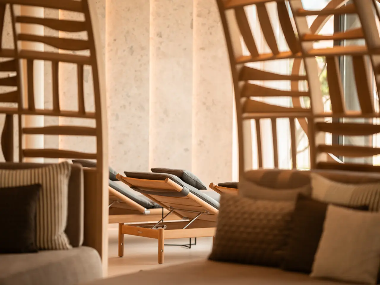 Sonnen Resort in Naturns – Entspannungsbereich mit modernen Holzliegen | Wellnesshotel Südtirol