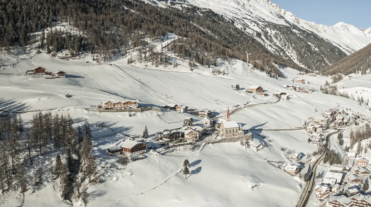 Hotel Berger in Sand in Taufers – Winterlandschaft mit Hotel und Dorf im Ahrntal | Wellnesshotel Südtirol