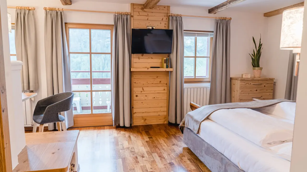 Hotel Berger in Sand in Taufers – Gemütliches Doppelzimmer mit Holzelementen und Balkon | Wellnesshotel Südtirol