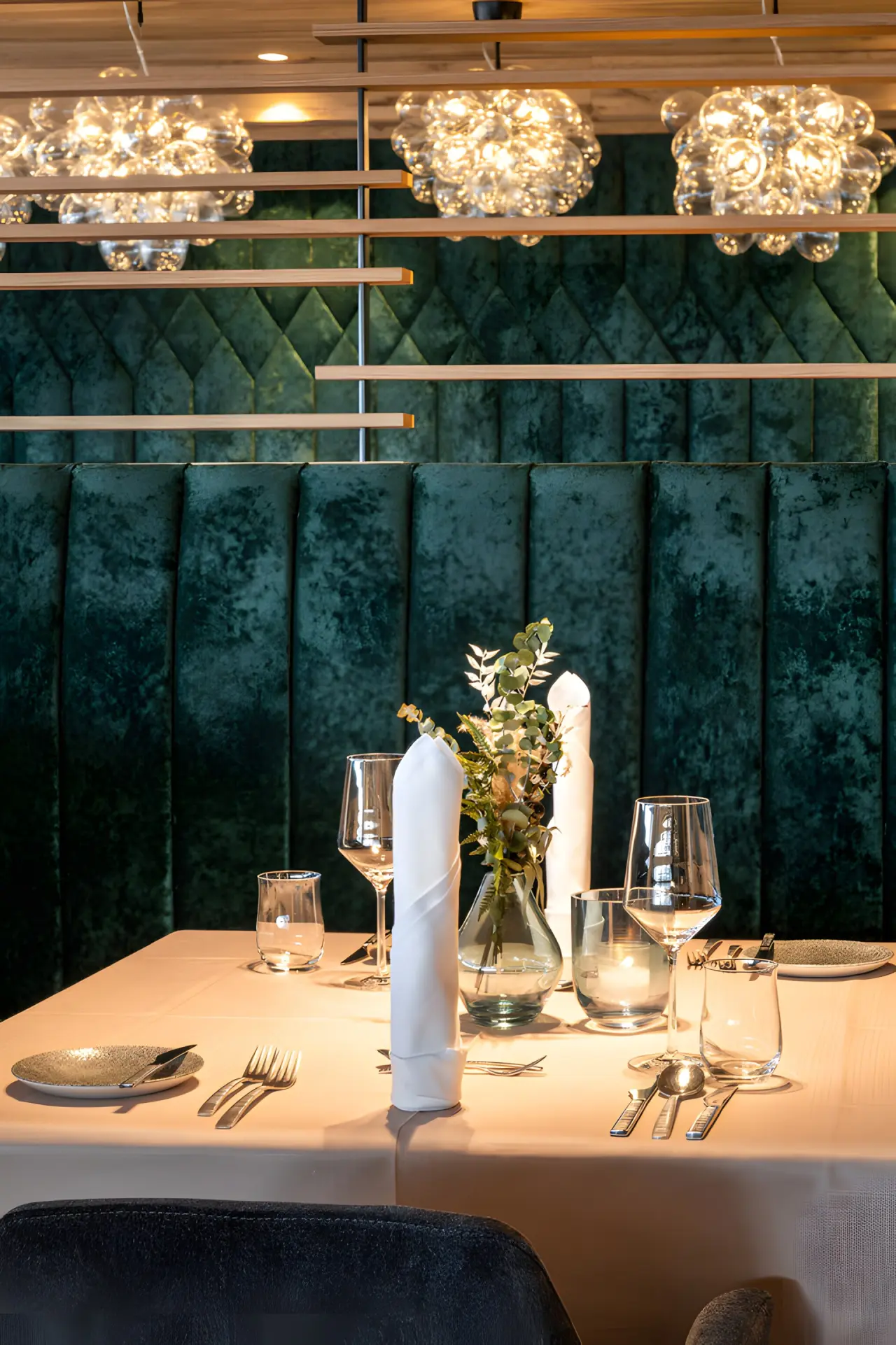 Hüttenhof in Grainet – Elegant gedeckter Tisch im Restaurant mit stilvollem Ambiente | Wellnesshotel Bayerischer Wald