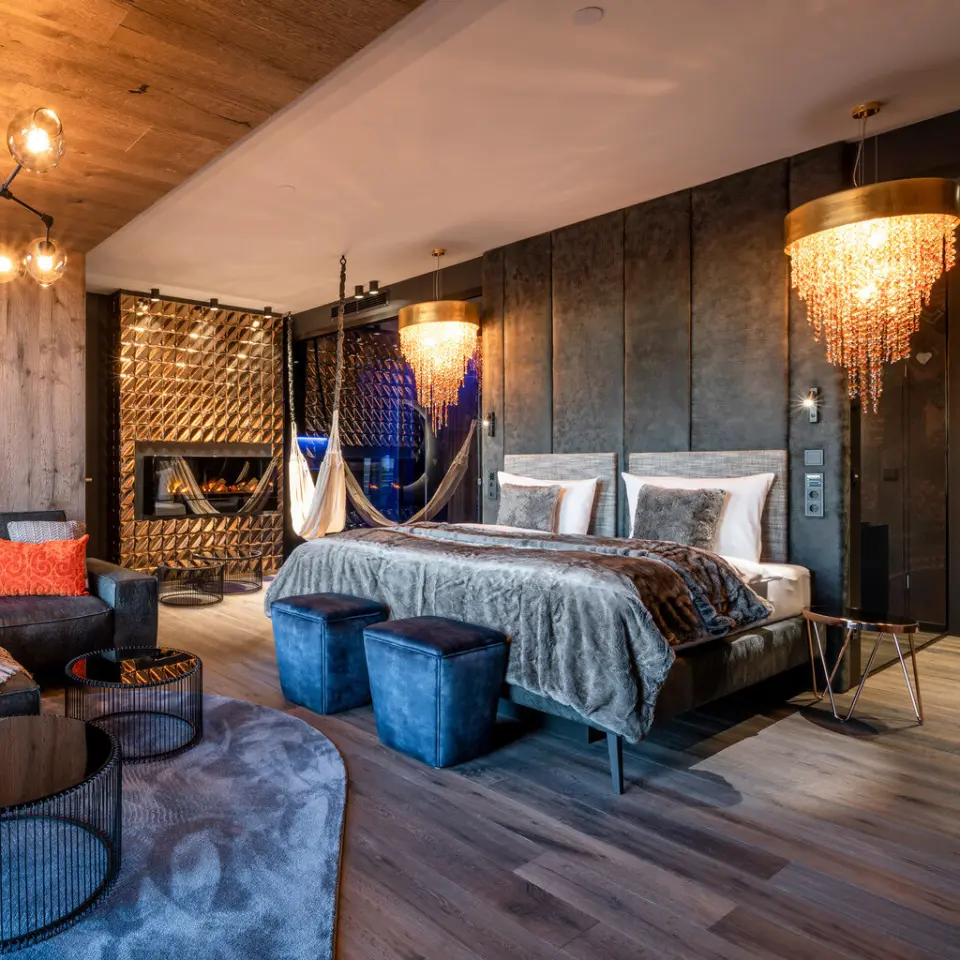 Hüttenhof in Grainet – Luxuriöses Hotelzimmer mit Kamin und stilvoller Einrichtung | Wellnesshotel Bayerischer Wald