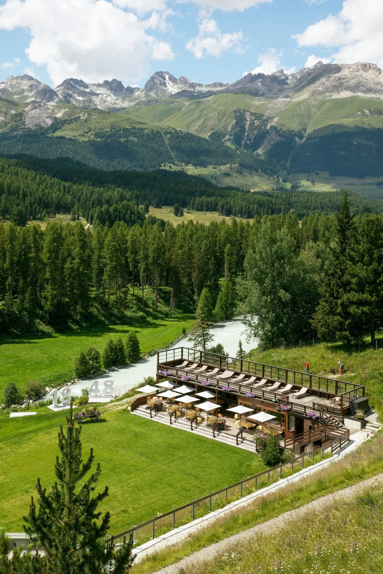 Grand Hotel Kronenhof Pontresina in Pontresina – Sonnenterrasse mit Fluss und Alpenpanorama | Wellnesshotel Engadin