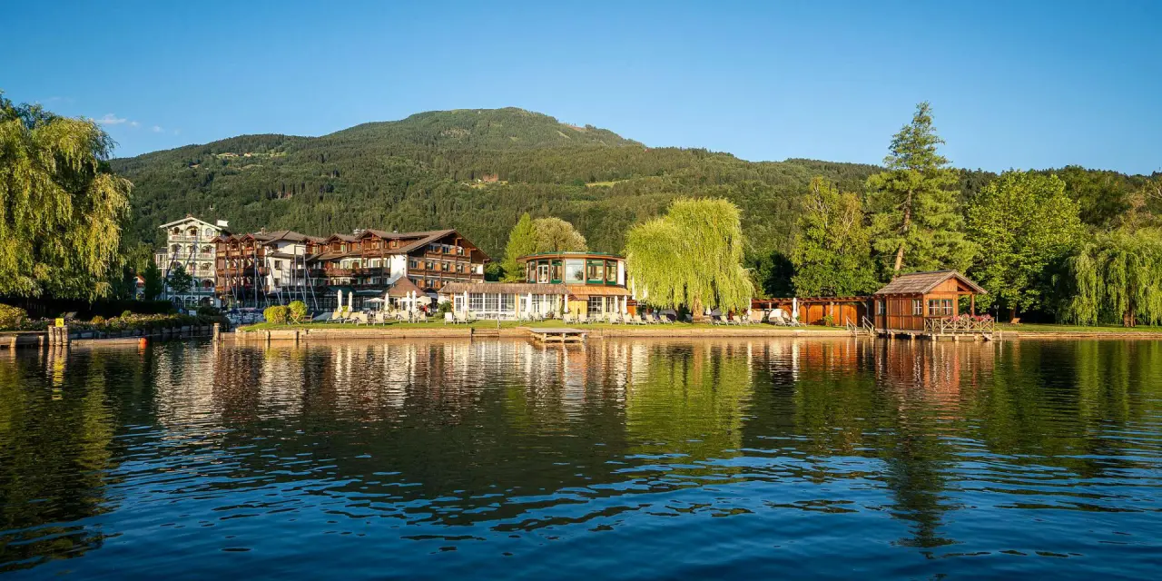 Romantik Spa Hotel Seefischer am Millstätter See in Döbriach – Hotelanlage vom See aus | Wellnesshotel Kärnten