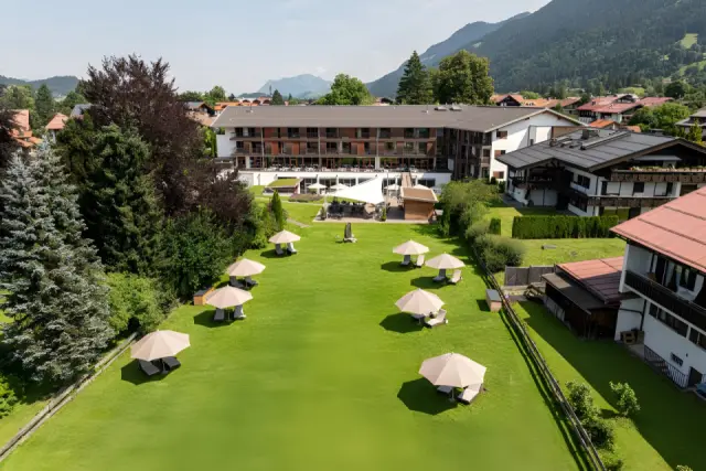 Hotel Exquisit in Oberstdorf – Luftaufnahme des Hotels mit weitläufigem Garten und Liegewiesen | Wellnesshotel Allgäu