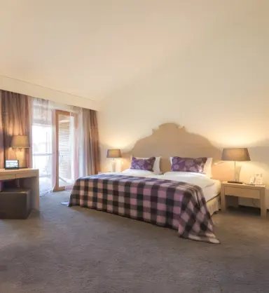 Hotel Exquisit in Oberstdorf – Komfortables Hotelzimmer mit Doppelbett und Schreibtisch | Wellnesshotel Allgäu
