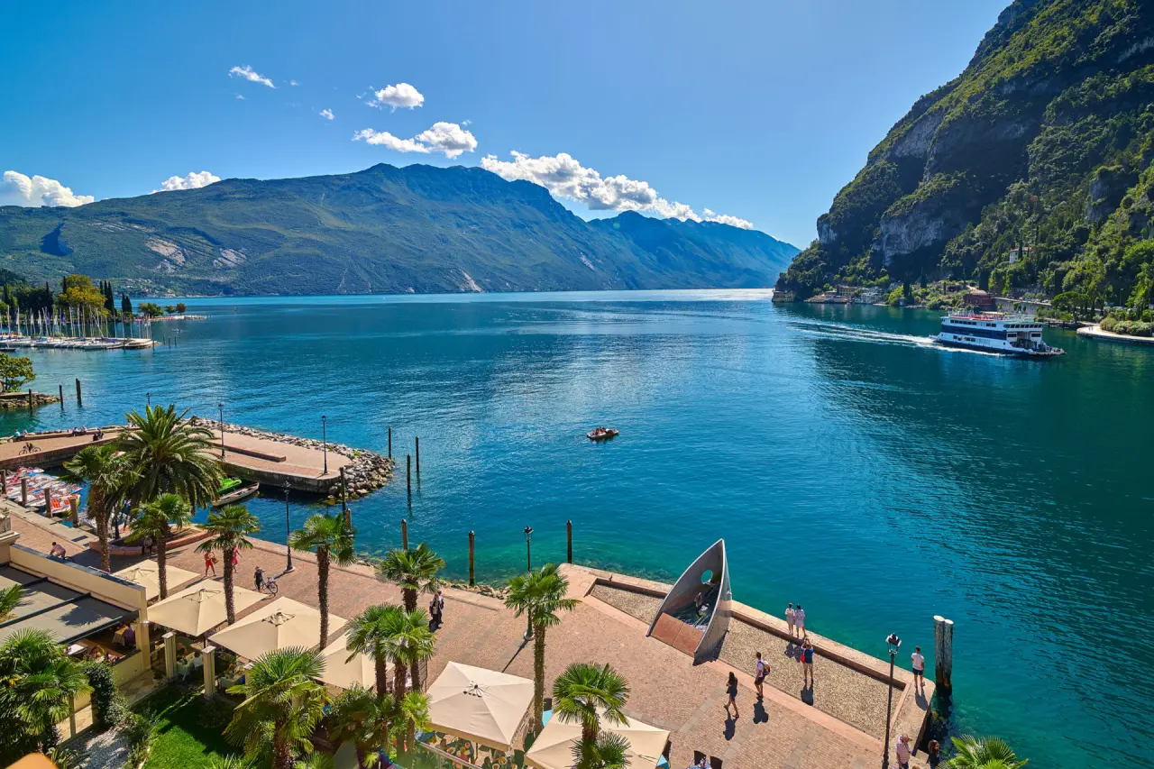 Hotel Sole Relax & Panorama in Riva del Garda – Promenade am Gardasee mit Bergen | Wellnesshotel Gardasee