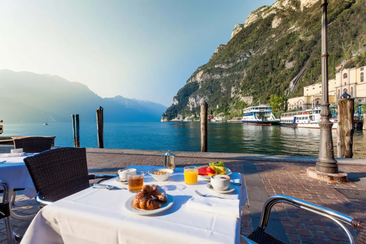 Hotel Sole Relax & Panorama in Riva del Garda – Frühstück am Seeufer mit Bergblick | Wellnesshotel Gardasee