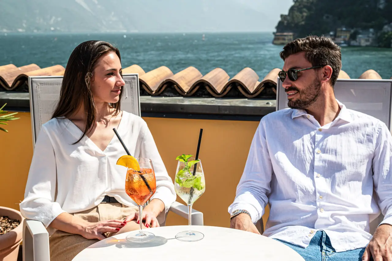 Hotel Sole Relax & Panorama in Riva del Garda – Paar genießt Cocktails auf der Terrasse | Wellnesshotel Gardasee
