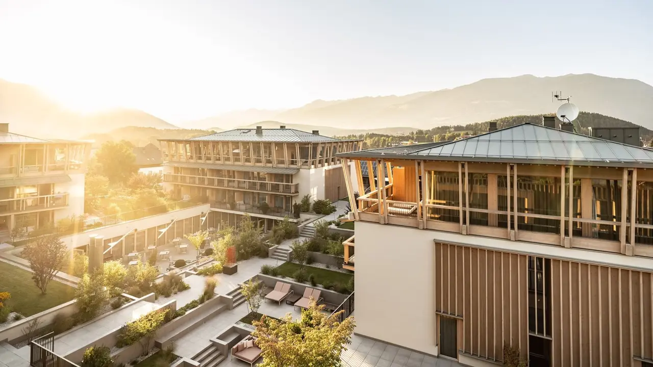 Falkensteiner Hotel Kronplatz in Bruneck – Panoramablick auf das Hotel und die Berglandschaft | Wellnesshotel Südtirol