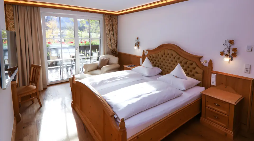 Hotel Via Salina in Nesselwängle – Komfortables Doppelzimmer mit Balkon | Wellnesshotel Tiroler Alpen