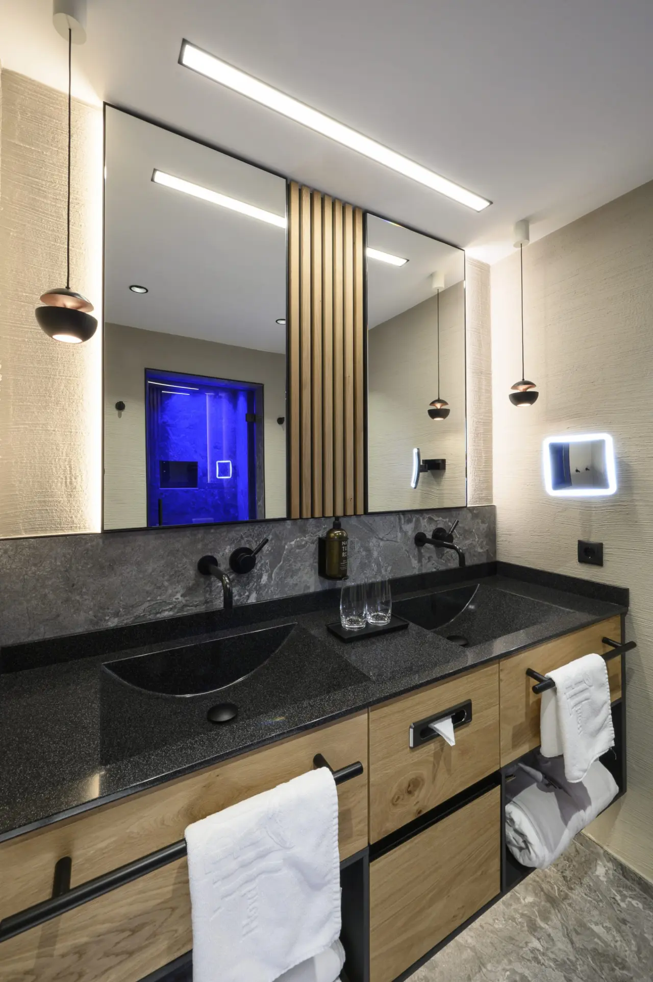 Hotel Tirol Alpin SPA in Ischgl – Modernes Doppelwaschbecken im Bad mit Spa-Dusche im Hintergrund | Wellnesshotel Tirol