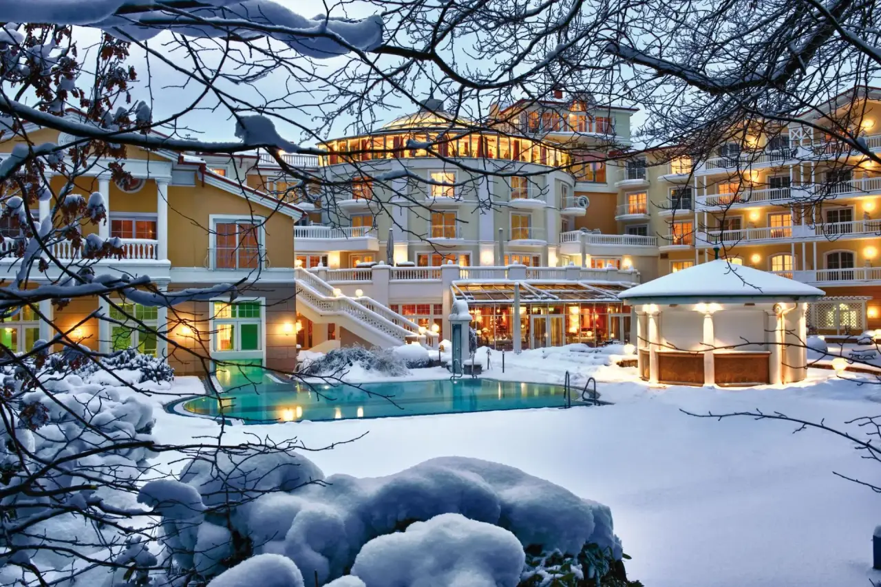 Travel Charme Strandidyll Heringsdorf in Ostseebad Heringsdorf – Hotelanlage im Winter mit Schnee | Wellnesshotel Usedom