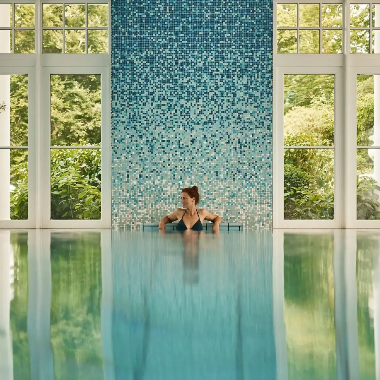 Travel Charme Strandidyll Heringsdorf in Ostseebad Heringsdorf – Entspannter Innenpool mit Blick ins Grüne | Wellnesshotel Usedom