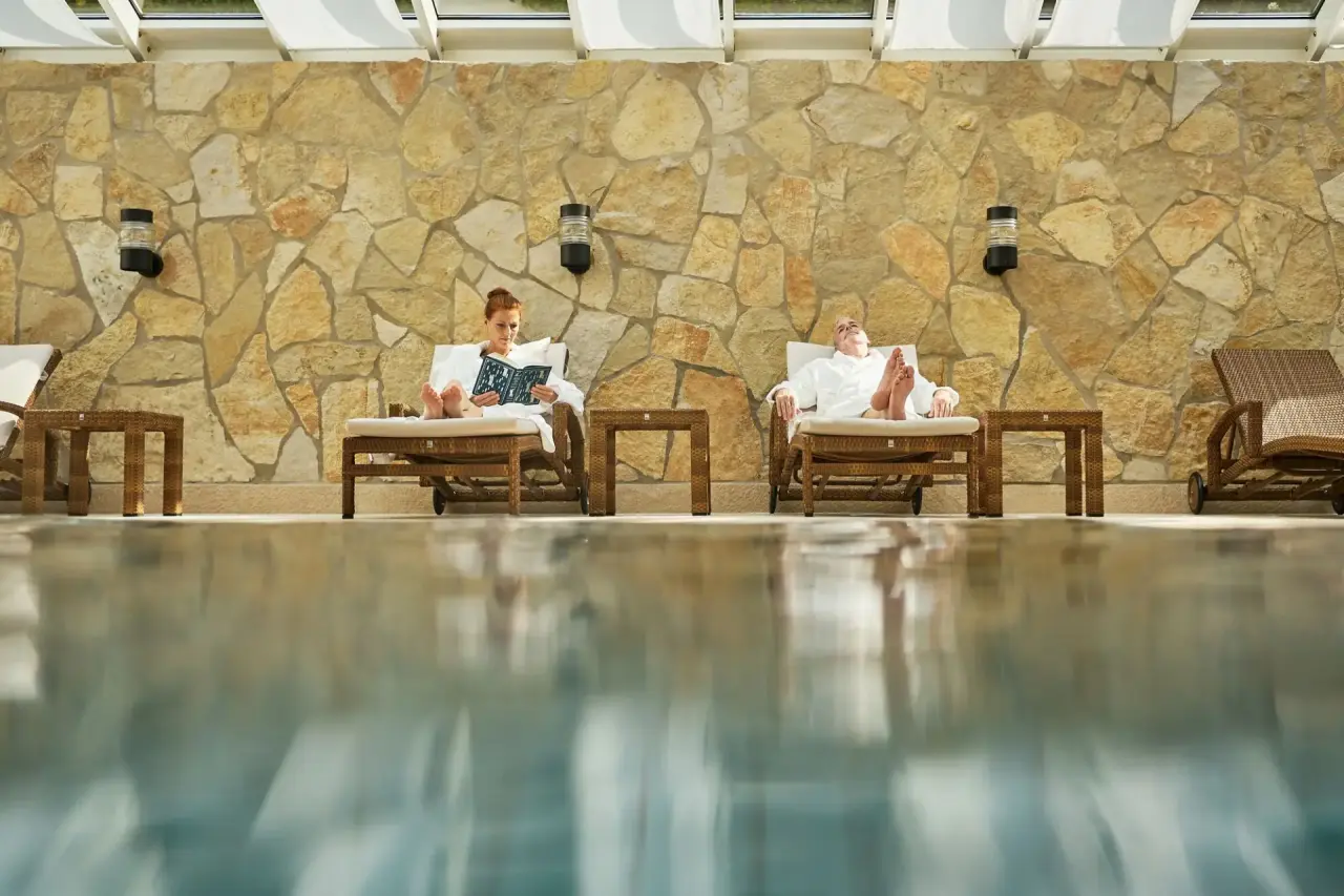 Travel Charme Strandidyll Heringsdorf in Ostseebad Heringsdorf – Gäste entspannen am Innenpool | Wellnesshotel Usedom