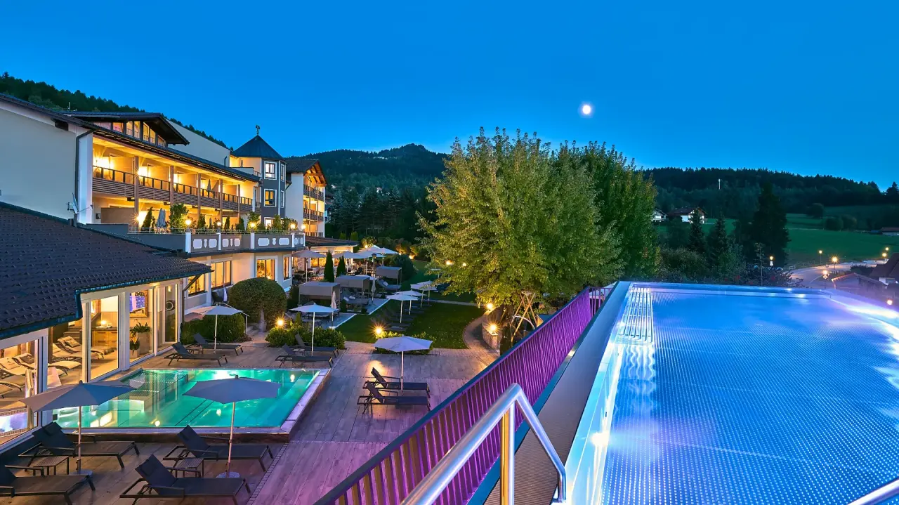 Kristall & Vitalhotel Bergknappenhof in Bodenmais – Beleuchteter Außenbereich mit Pools bei Nacht | Wellnesshotel Bayerischer Wald