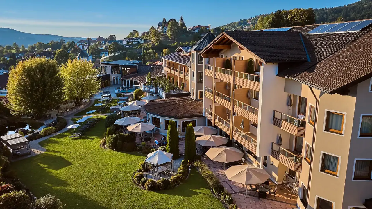Kristall & Vitalhotel Bergknappenhof in Bodenmais – Hotelanlage mit Garten und Balkonen am Tag | Wellnesshotel Bayerischer Wald
