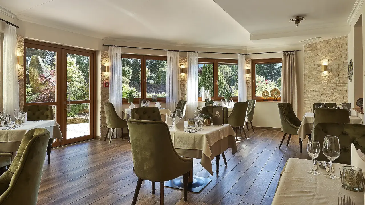 Kristall & Vitalhotel Bergknappenhof in Bodenmais – Helles Restaurant mit Blick in den Garten | Wellnesshotel Bayerischer Wald