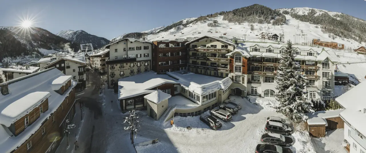 Hotel Schwarzer Adler in St. Anton am Arlberg – Winterpanorama des Hotels mit verschneiten Bergen | Wellnesshotel Arlberg