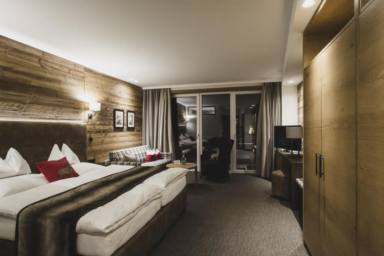 Hotel Schwarzer Adler in St. Anton am Arlberg – Gemütliches Doppelzimmer mit Holzelementen und Balkon | Wellnesshotel Arlberg