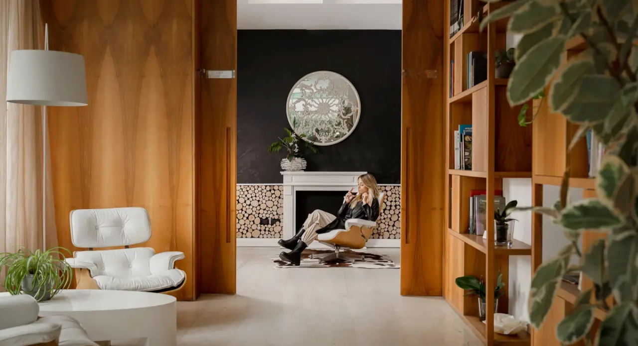 Hotel Select Suites & Spa in Riccione – Stilvolle Lounge mit Kamin und bequemen Sesseln | Wellnesshotel Emilia-Romagna