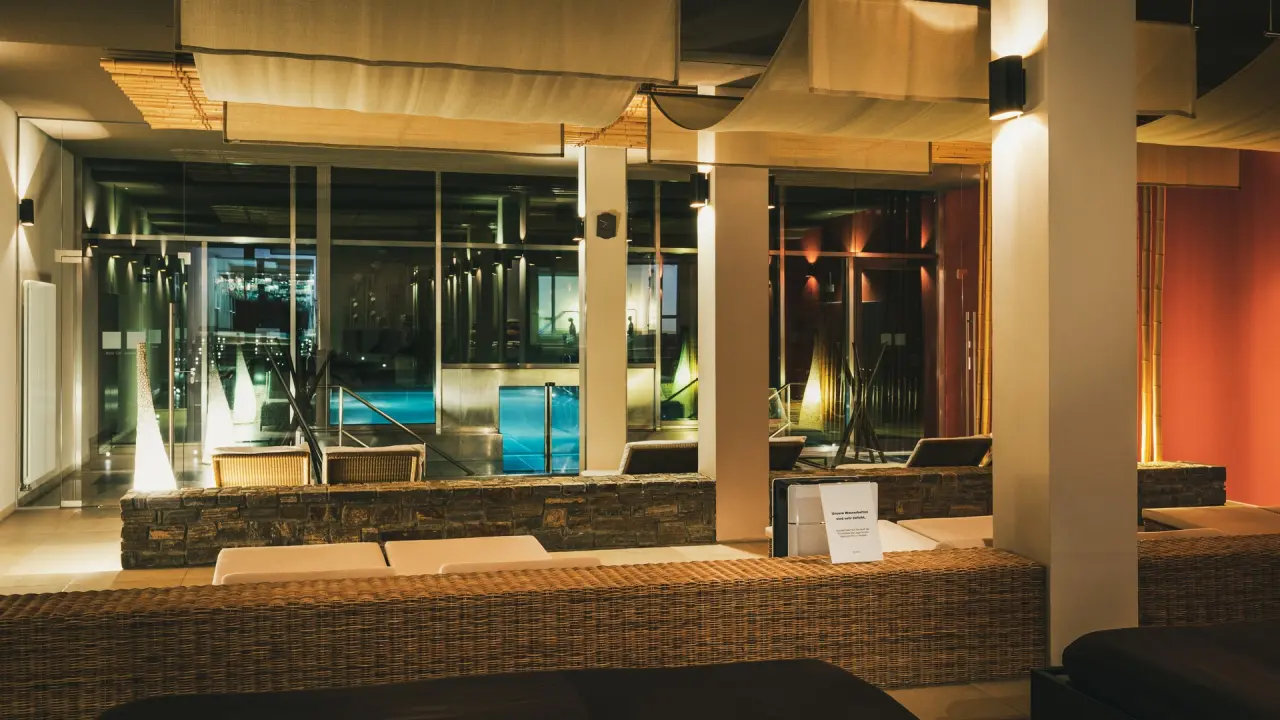 Hotel Lauterbad in Freudenstadt-Lauterbad – Entspannungsbereich am Pool bei Nacht | Wellnesshotel Schwarzwald