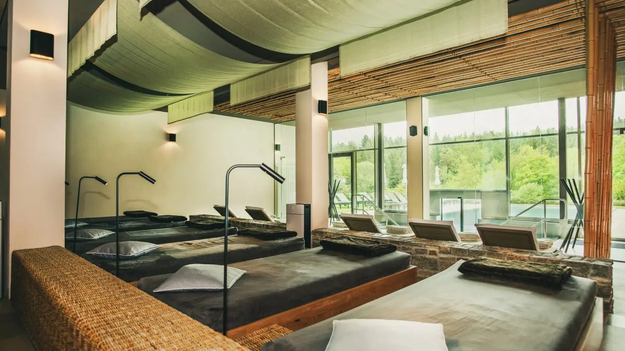 Hotel Lauterbad in Freudenstadt-Lauterbad – Ruheraum mit Panoramablick im Spa-Bereich | Wellnesshotel Schwarzwald