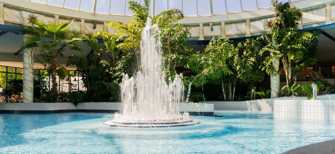 Vital Hotel Frankfurt in Hofheim am Taunus – Innenpool mit Springbrunnen und Pflanzen | Wellnesshotel Rhein-Main