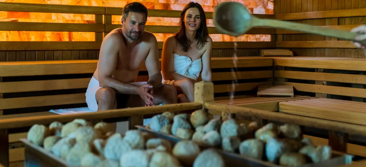 Vital Hotel Frankfurt in Hofheim am Taunus – Paar entspannt in der Salzstein-Sauna | Wellnesshotel Rhein-Main