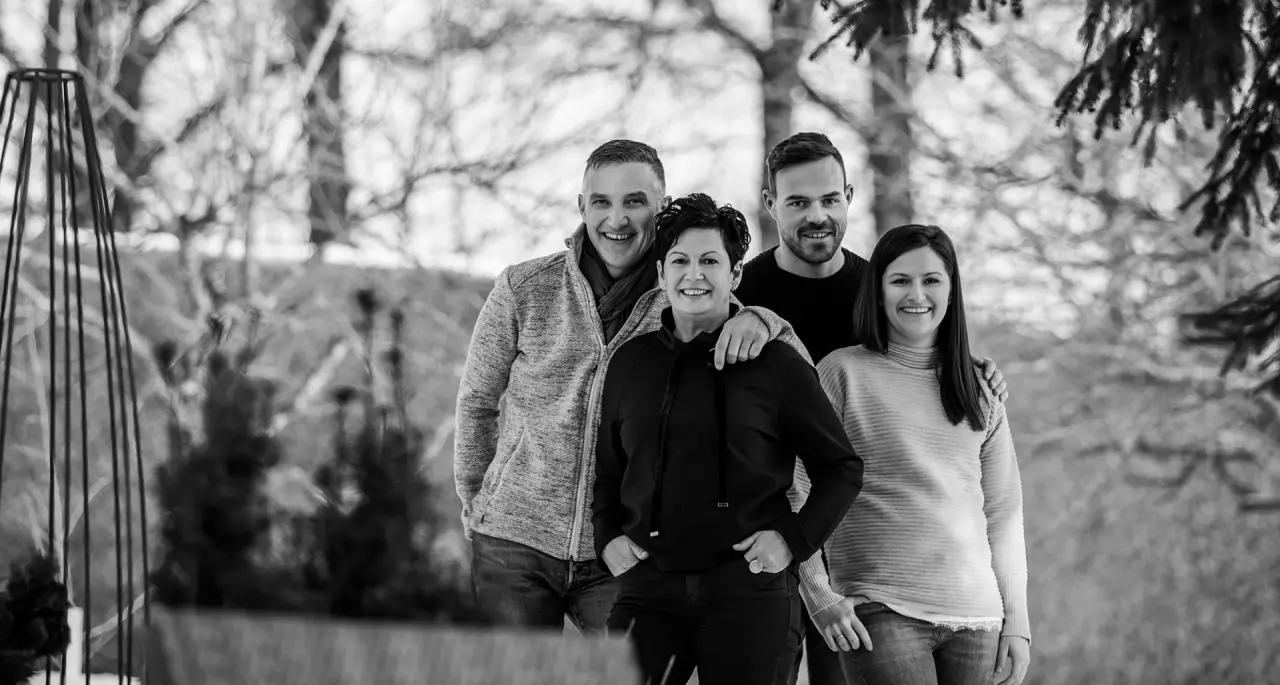 Landhotel Brandlhof in Röhrnbach – Freundliche Gruppe von Gästen im winterlichen Außenbereich | Wellnesshotel Bayerischer Wald