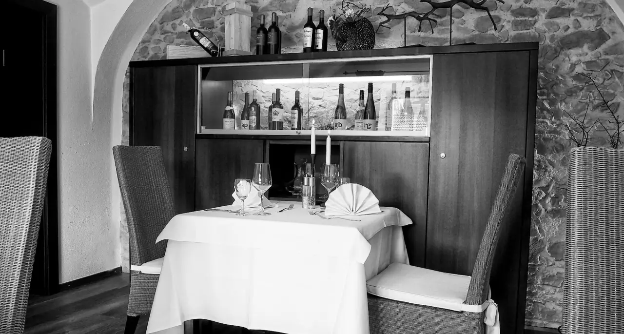 Landhotel Brandlhof in Röhrnbach – Elegantes Restaurant mit gedecktem Tisch | Wellnesshotel Bayerischer Wald