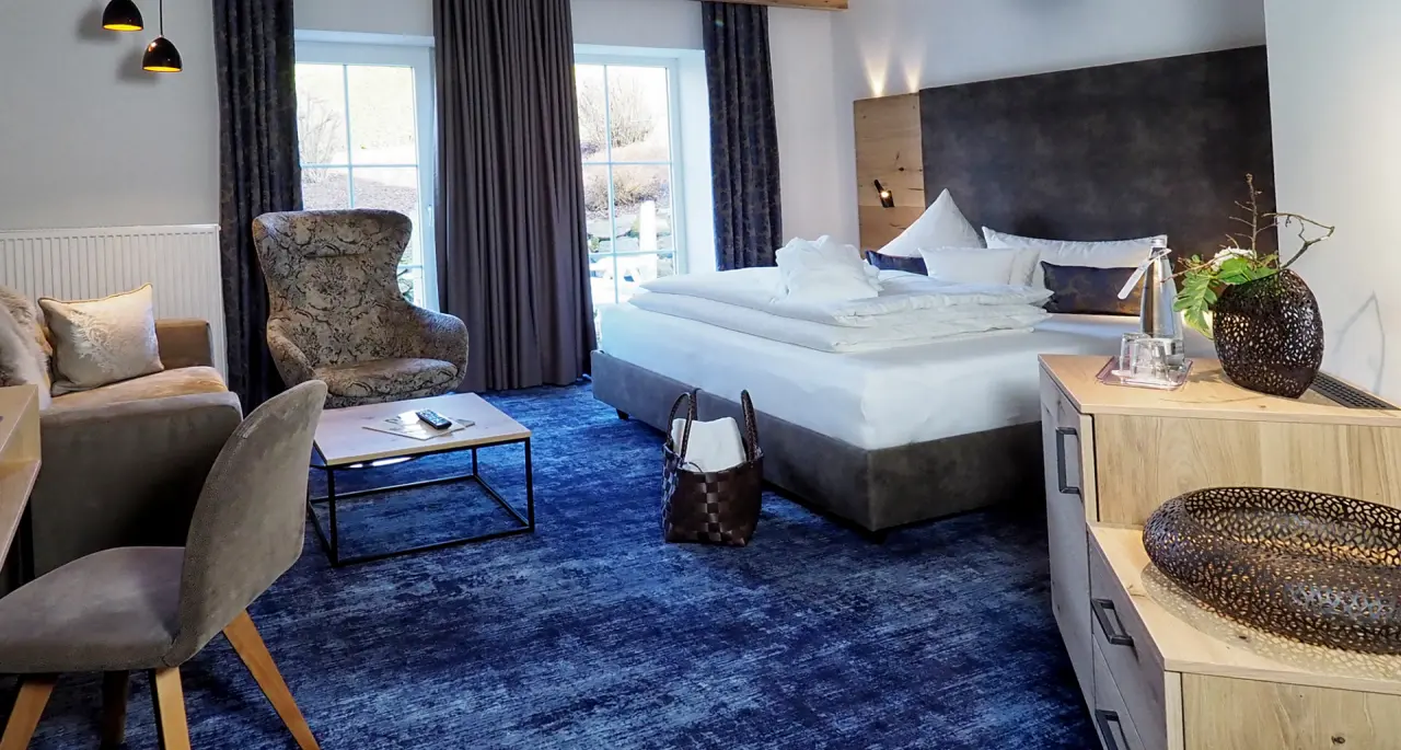 Landhotel Brandlhof in Röhrnbach – Komfortables Doppelzimmer mit Sitzbereich | Wellnesshotel Bayerischer Wald