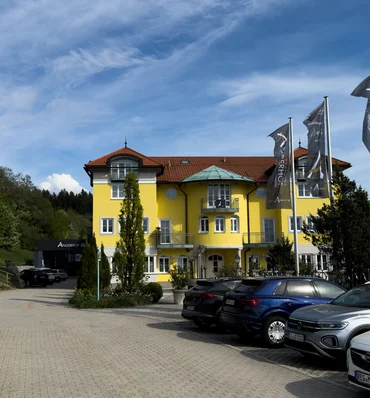 Angerhof Sport- & Wellnesshotel in St. Englmar – Traditionelle Hotelfassade mit Parkplatz | Wellnesshotel Bayerischer Wald