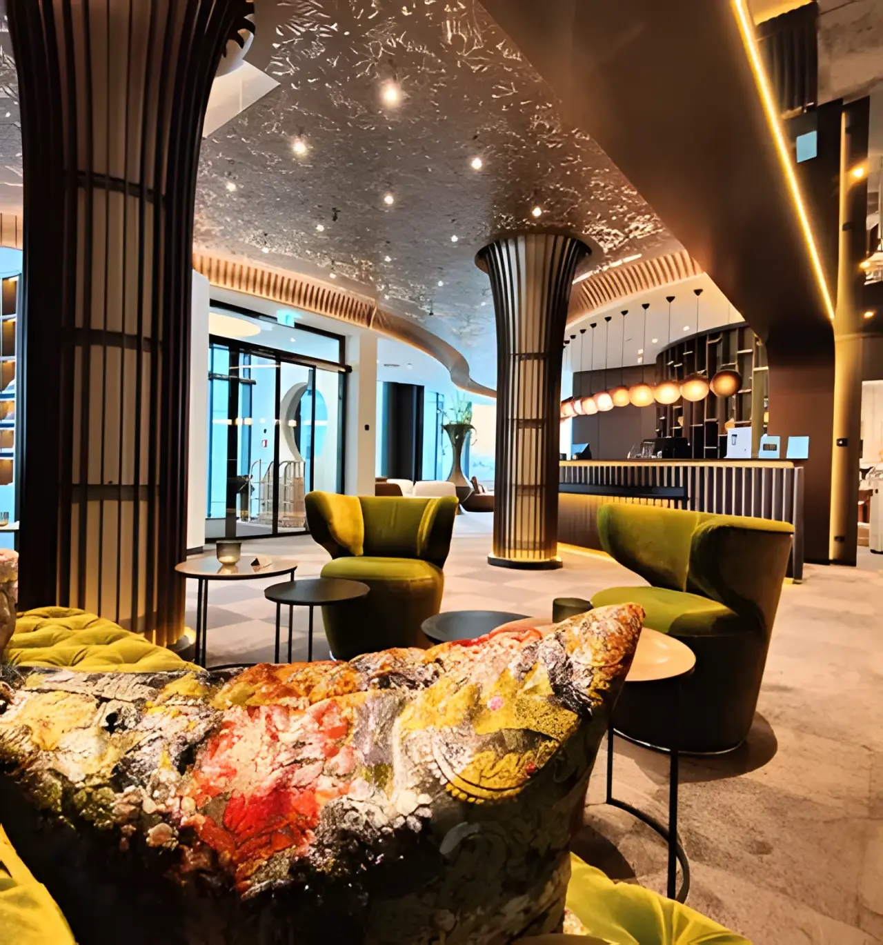 Angerhof Sport- & Wellnesshotel in St. Englmar – Moderne Hotellobby mit stilvollen Sitzgelegenheiten | Wellnesshotel Bayerischer Wald