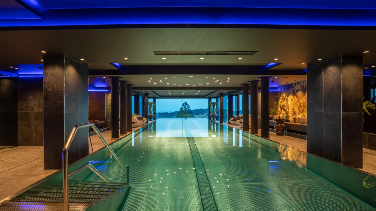 Angerhof Sport- & Wellnesshotel in St. Englmar – Moderner Indoorpool mit Panoramafenstern | Wellnesshotel Bayerischer Wald