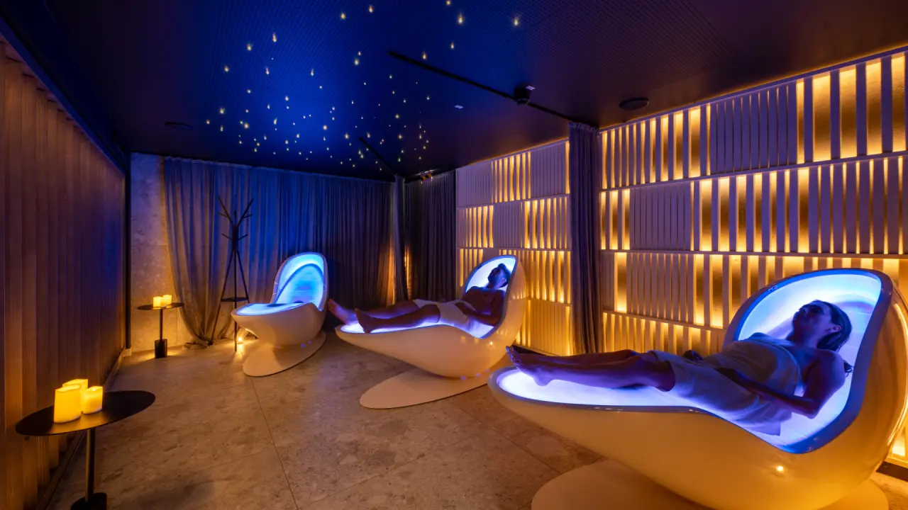 Angerhof Sport- & Wellnesshotel in St. Englmar – Entspannungsraum mit Sternenhimmel und Designliegen | Wellnesshotel Bayerischer Wald