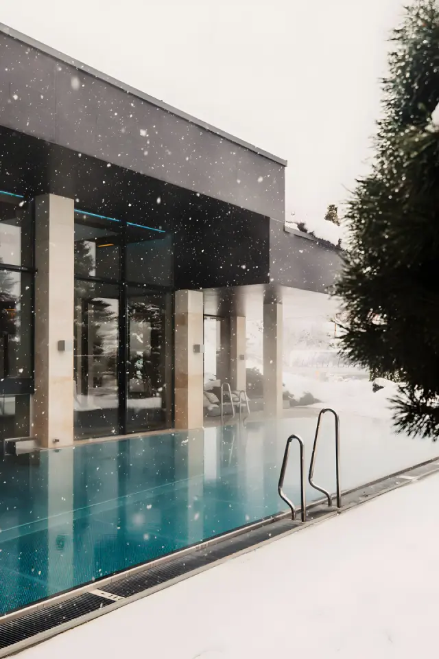 Sonnhof Alpendorf in St. Johann im Pongau – Beheizter Außenpool im Winter | Wellnesshotel Salzburger Land