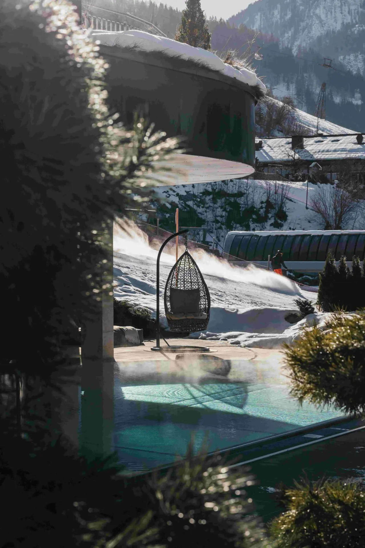 Sonnhof Alpendorf in St. Johann im Pongau – Entspannungsbereich am Außenpool mit Bergblick | Wellnesshotel Salzburger Land