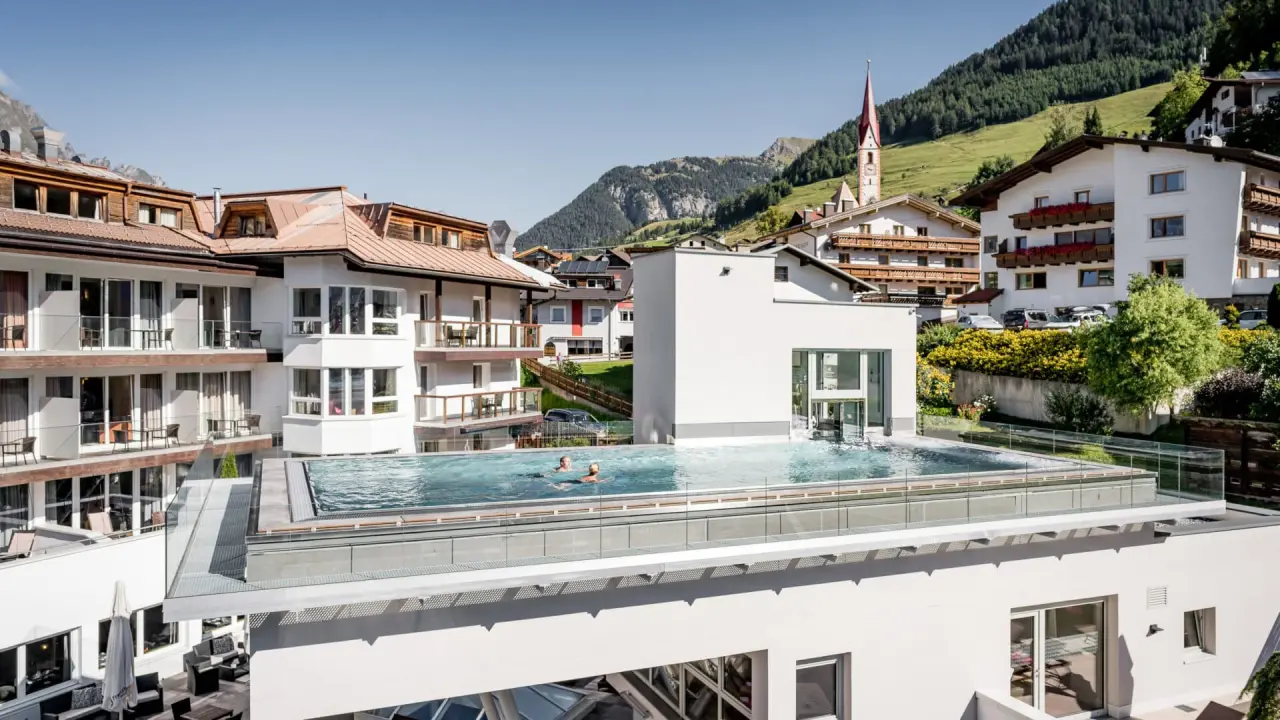 Alpin ART & SPA Hotel Naudererhof in Nauders – Hotelgebäude mit Dachpool und Bergpanorama | Wellnesshotel Tirol