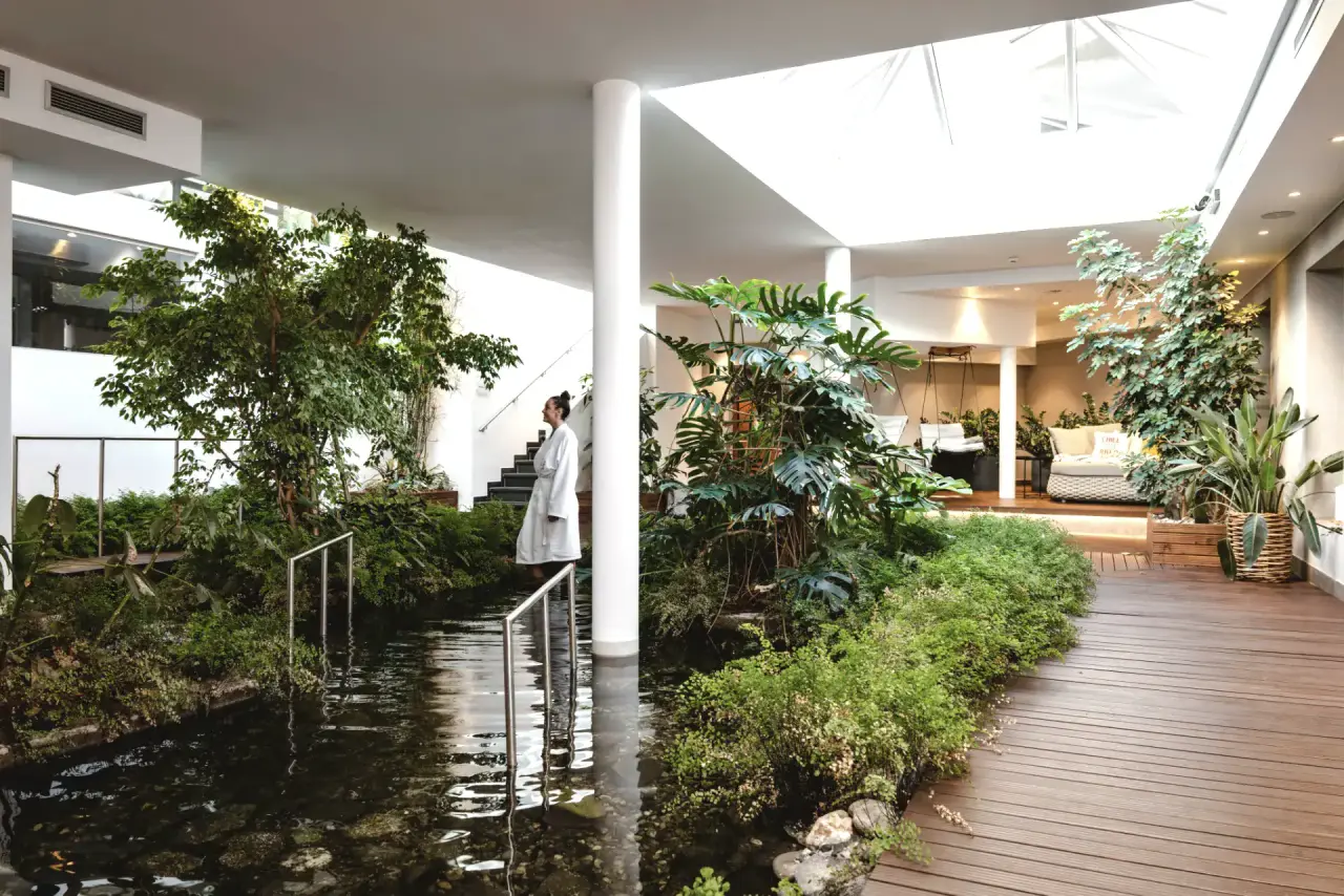 Alpin ART & SPA Hotel Naudererhof in Nauders – Grüner Indoor-Spa-Bereich mit Wasserlauf | Wellnesshotel Tirol