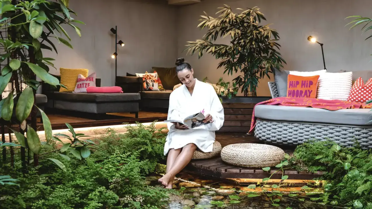 Alpin ART & SPA Hotel Naudererhof in Nauders – Entspannungsbereich mit Pflanzen und Wasserlauf | Wellnesshotel Tirol