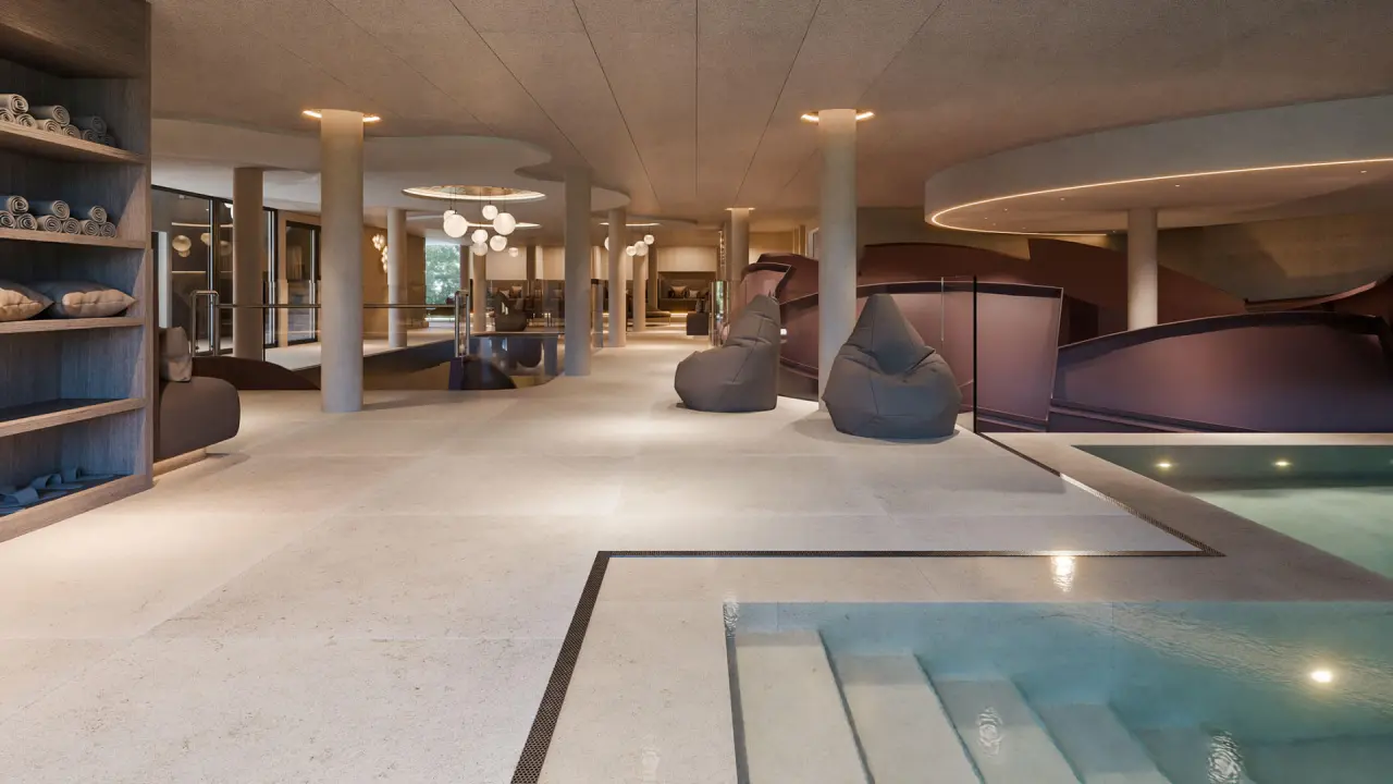 Majestic - Unique Spa Resort in Bruneck – Großzügiger Innen-Spa-Bereich mit Pools und Ruheliegen | Wellnesshotel Südtirol