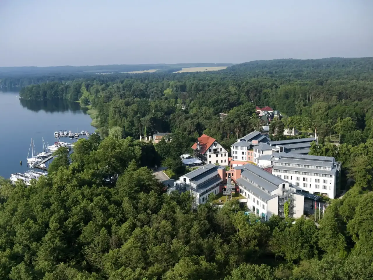 Hotel Esplanade Resort & Spa in Bad Saarow – Luftaufnahme des Hotelkomplexes am Scharmützelsee | Wellnesshotel Brandenburg