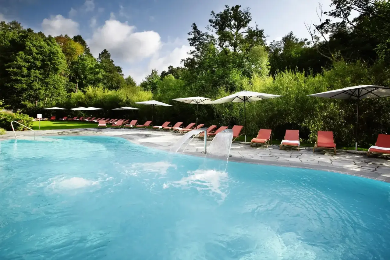 Hotel Esplanade Resort & Spa in Bad Saarow – Außenpool mit Liegen und Grünanlage | Wellnesshotel Brandenburg