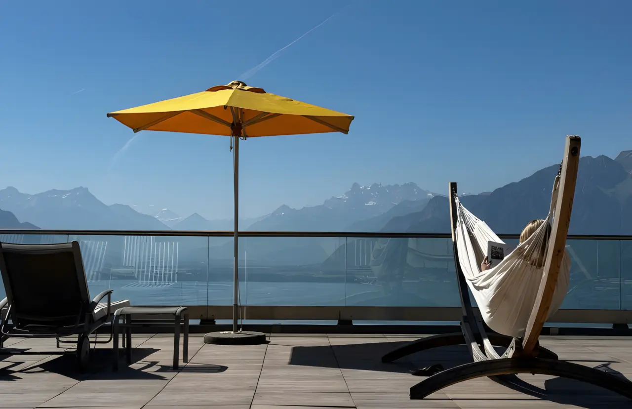 Le Mirador Resort & Spa in Lausanne – Sonnenterrasse mit Hängematte und Genfersee-Blick | Wellnesshotel Genfersee